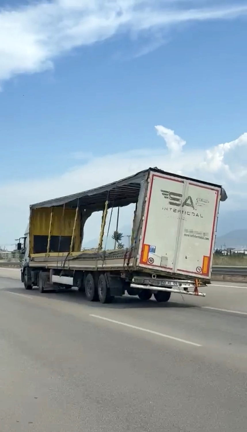 BURSA'DA TRAFİKTE İLERLEYEN BİR TIRIN YANA YATMIŞ ŞEKİLDE SEYREDEN DORSESİ, GÖRENLERİ HAYRETE...