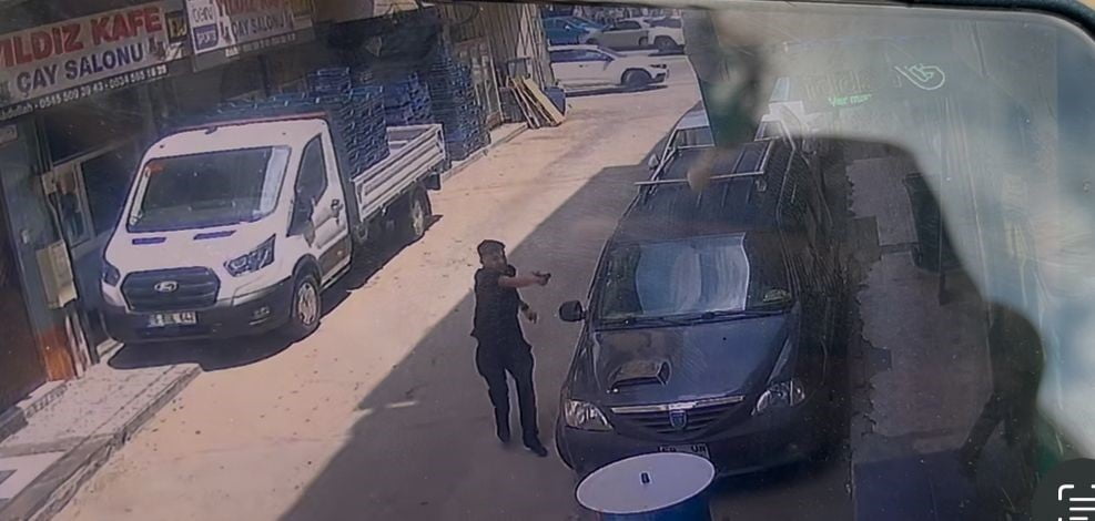 BURSA'DA YAN BAKMA KAVGASINDA SİLAH KONUŞTU 2 KİŞİ YARALANDI. OLAY ANI KAMERAYA YANSIDI