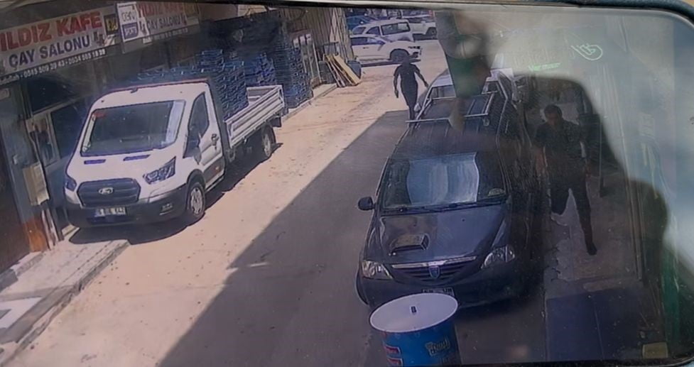 BURSA'DA YAN BAKMA KAVGASINDA SİLAH KONUŞTU 2 KİŞİ YARALANDI. OLAY ANI KAMERAYA YANSIDI