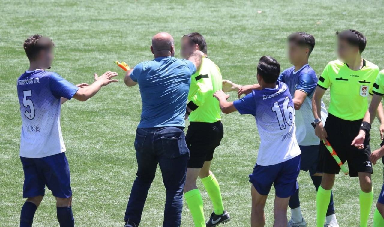 BURSA'DA YEŞİLLYAYLA-ALİ OSMAN SÖNMEZ LİSESİ ARASI FUTBOL FİNAL MÜSABAKASINDA ALİ SÖNMEZ LİSESİ...