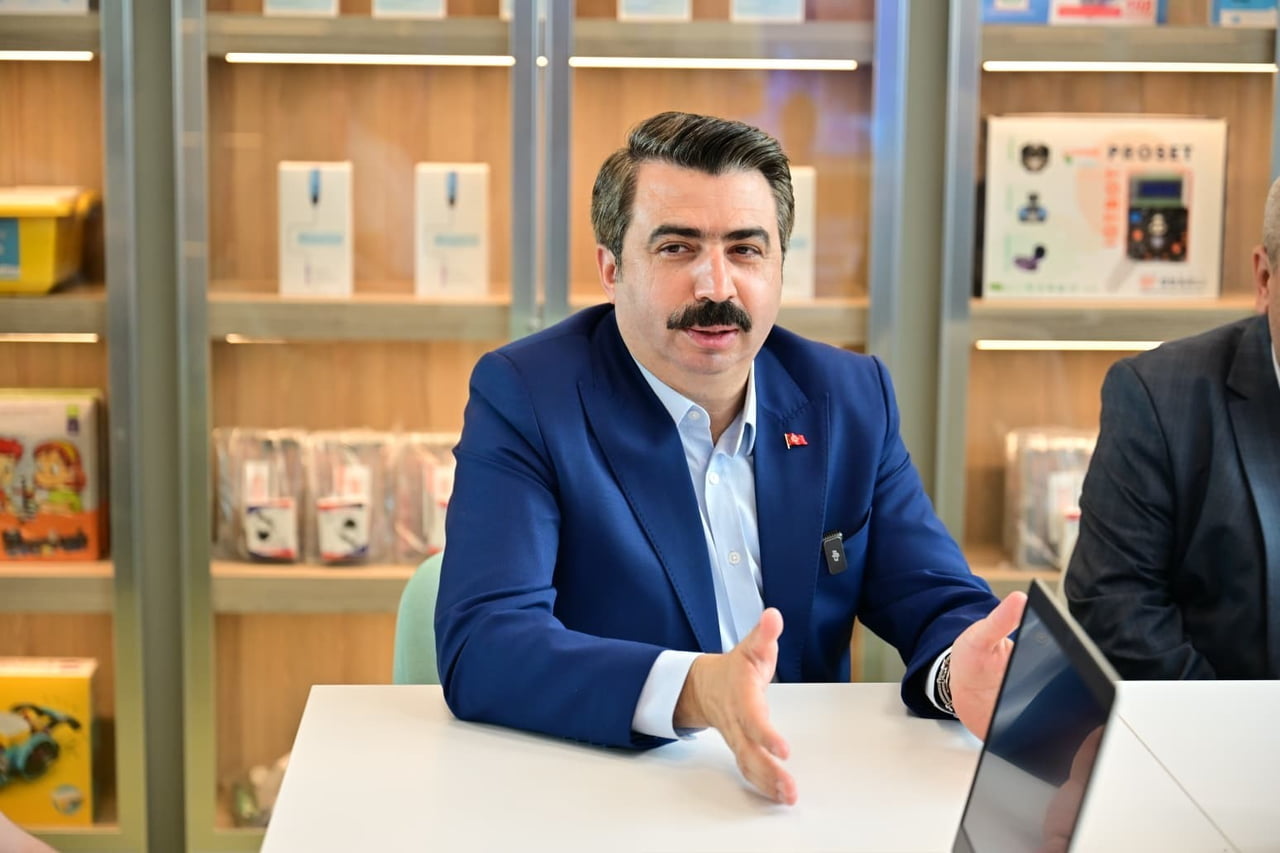 BURSA'DA YILDIRIM BELEDİYESİ YAPAY ZEKA VE TEKNOLOJİ MERKEZİ, GENÇLERİN DİJİTAL DÜNYADA SÖZ SAHİBİ...