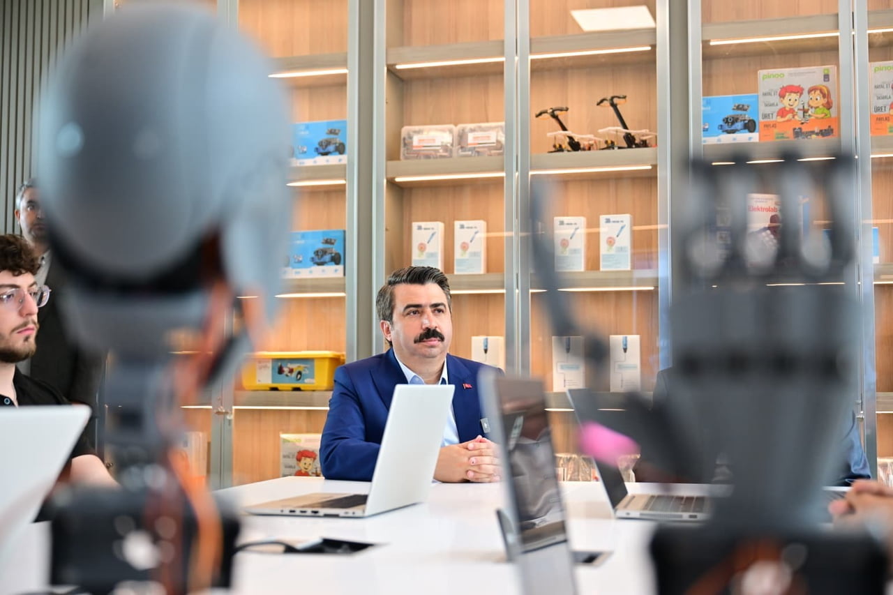 BURSA'DA YILDIRIM BELEDİYESİ YAPAY ZEKA VE TEKNOLOJİ MERKEZİ, GENÇLERİN DİJİTAL DÜNYADA SÖZ SAHİBİ...