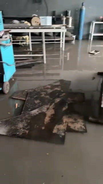 BURSA'NIN İNEGÖL İLÇESİNDE ANİDEN BASTIRAN SAĞANAK HAYATI OLUMSUZ ETKİLEDİ.  İLÇE MERKEZİ VE BAZI...