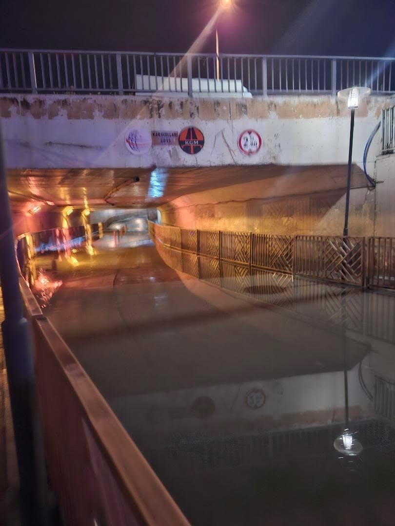 BURSA'NIN İNEGÖL İLÇESİNDE ANİDEN BASTIRAN SAĞANAK HAYATI OLUMSUZ ETKİLEDİ.  İLÇE MERKEZİ VE BAZI...