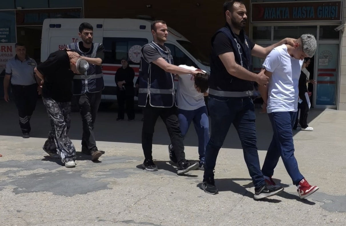 BURSA'NIN İNEGÖL İLÇESİNDE ÇOCUK PARKINDA BULUNAN GENÇLERE YÖNELİK GERÇEKLEŞTİRİLEN VE 10 KİŞİNİN...