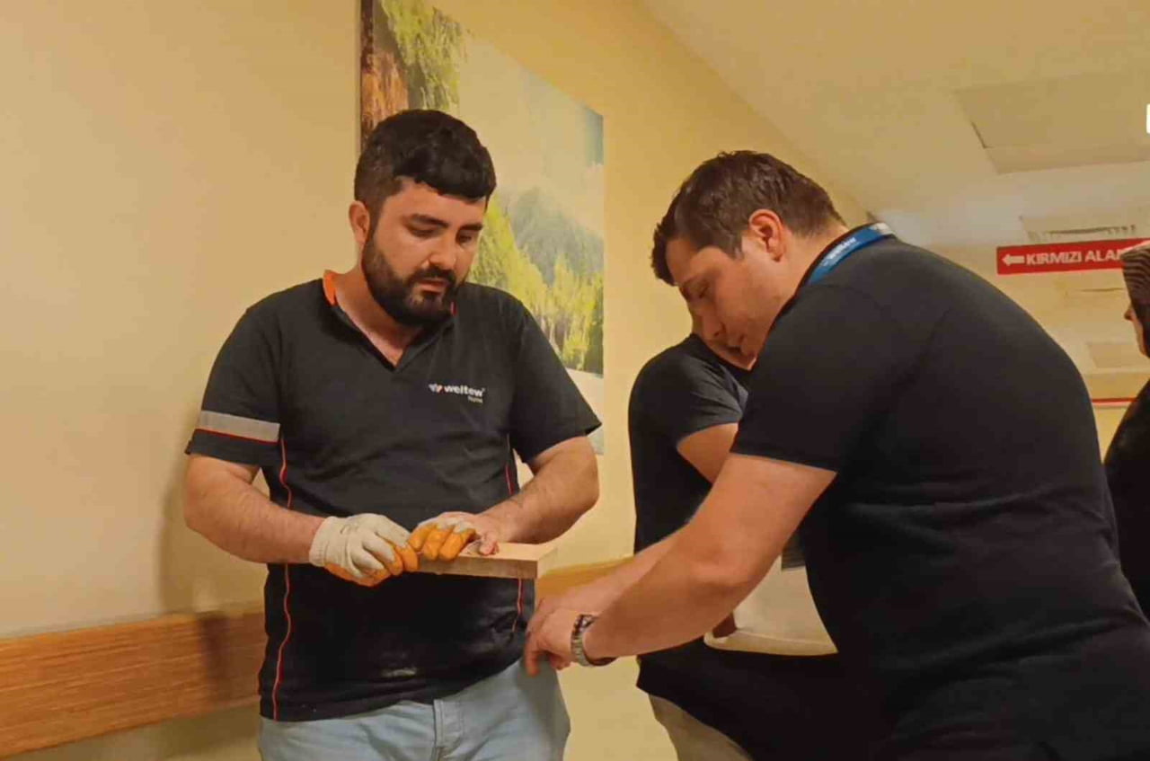 BURSA'NIN İNEGÖL İLÇESİNDE FAALİYET GÖSTEREN BİR MOBİLYA FABRİKASINDA MEYDANA GELEN OLAYDA ELİNE...