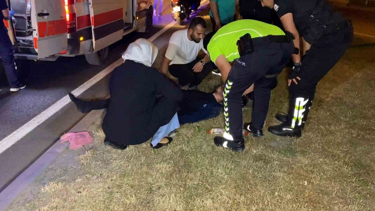 BURSA'NIN İNEGÖL İLÇESİNDE MEYDANA GELEN KAZADA DEVRİLEN MOTOSİKLETTEN DÜŞEN GENÇ SÜRÜCÜ...