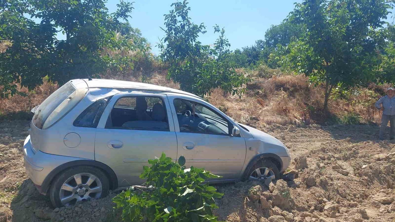 BURSA'NIN İNEGÖL İLÇESİNDE MEYDANA GELEN KAZADA KONTROLDEN ÇIKAN OTOMOBİL MEYVE BAHÇESİNE UÇTU:...