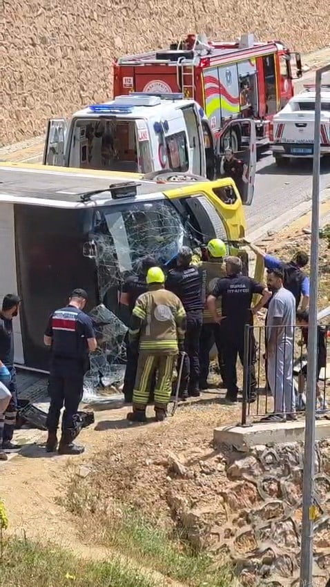 BURSA'NIN İNEGÖL İLÇESİNDE MEYDANA GELEN KAZADA KONTROLDEN ÇIKAN ÖZEL HALK OTOBÜSÜ DEVRİLDİ...