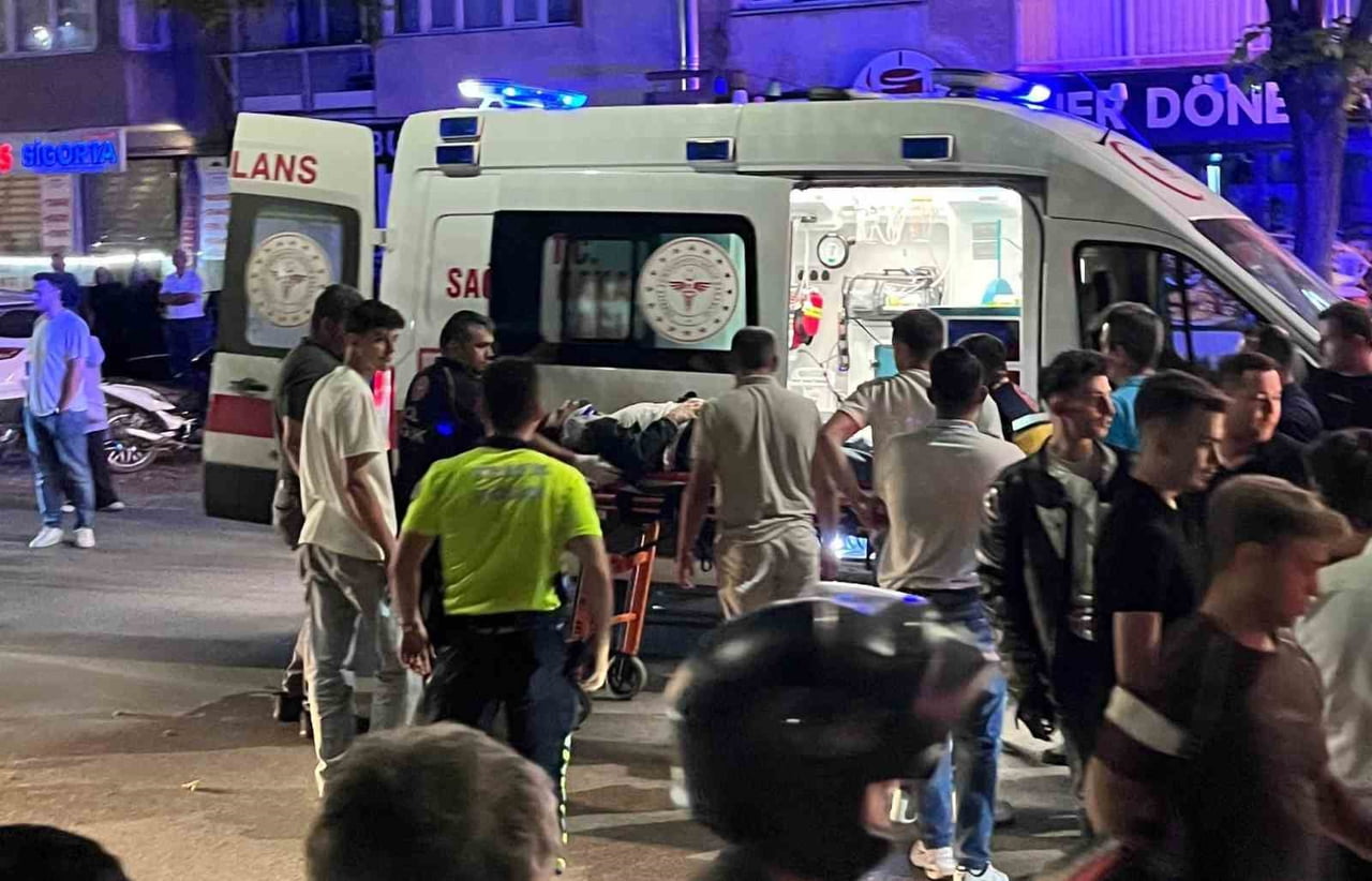 BURSA'NIN İNEGÖL İLÇESİNDE MEYDANA GELEN KAZADA MOTOSİKLET, YOLA ANİDEN ÇIKAN OTOMOBİLE ÇARPARAK...
