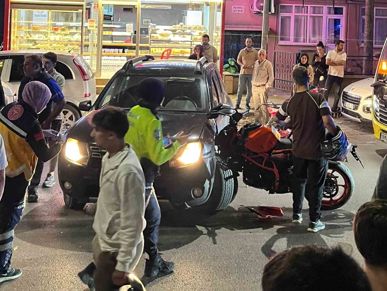 BURSA'NIN İNEGÖL İLÇESİNDE MEYDANA GELEN KAZADA MOTOSİKLET, YOLA ANİDEN ÇIKAN OTOMOBİLE ÇARPARAK...