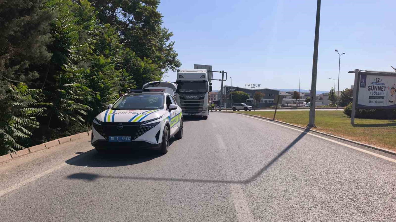 BURSA'NIN İNEGÖL İLÇESİNDE MEYDANA GELEN TRAFİK KAZASINDA TIR İLE ÇARPIŞAN MOTOSİKLETİN 24...