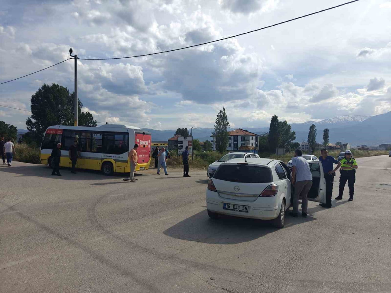 BURSA'NIN İNEGÖL İLÇESİNDE OTOMOBİL İLE ÖZEL HALK OTOBÜSÜNÜN ÇARPIŞTIĞI KAZADA 3 KİŞİ...
