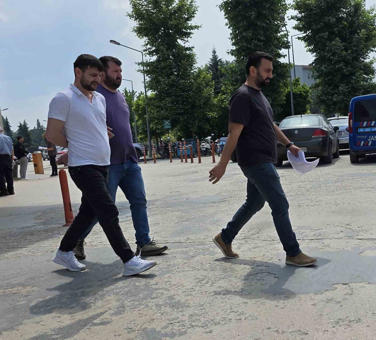 BURSA'NIN İNEGÖL İLÇESİNDE POLİSİN KİMLİK KONTROLÜ SIRASINDA KAÇMAYA ÇALIŞIRKEN KOVALAMACA SONUCU...