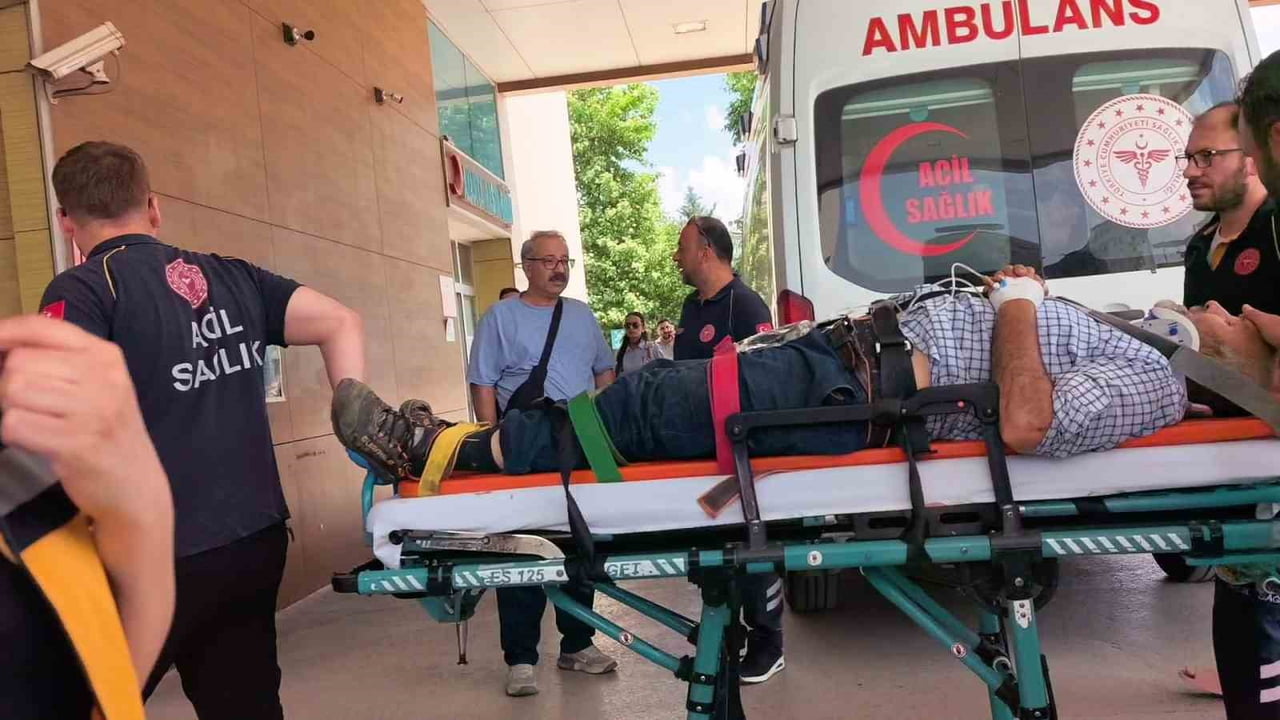 BURSA'NIN İNEGÖL İLÇESİNDE TARLADA ÇALIŞMA YAPTIĞI SIRADA KONTROLDEN ÇIKARAK TRAKTÖRÜN DEVRİLMESİ...