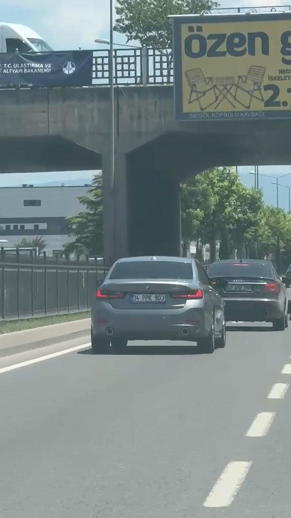 BURSA'NIN İNEGÖL İLÇESİNDE TRAFİKTE TEHLİKELİ HAREKETLER YAPARAK HEM KENDİ CANLARINI HEM DE DİĞER...