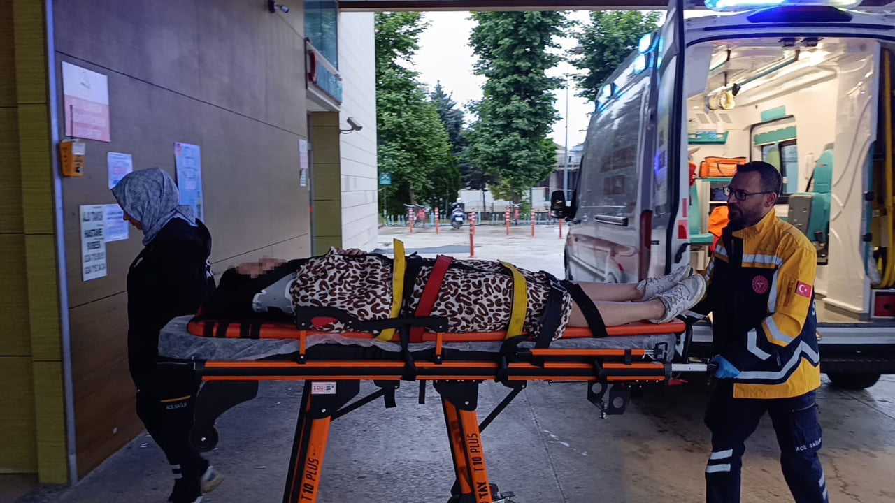 BURSA'NIN İNEGÖL İLÇESİNDE YAĞIŞLA KAYGANLAŞAN KARAYOLUNDA MEYDANA GELEN KAZADA, KONTROLDEN ÇIKAN...