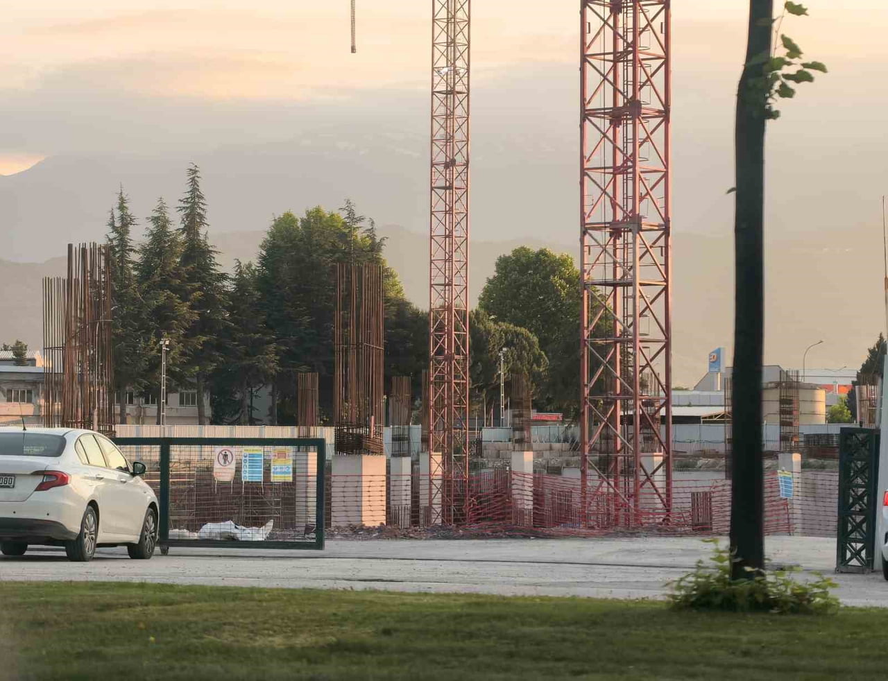 BURSA'NIN İNEGÖL İLÇESİNDE YAPIMI DEVAM EDEN FABRİKA İNŞAATINDA MEYDANA GELEN İŞ KAZASINDA BİR...