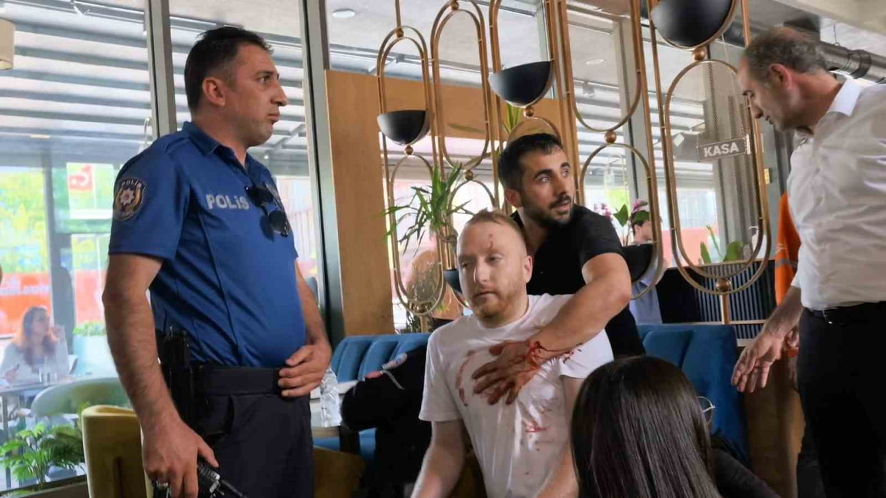 BURSA'NIN İNEGÖL İLÇESİNDE YOL MESELESİ YÜZÜNDEN ÇIKAN BIÇAKLI KAVGADA 1'İ AĞIR 4 KİŞİ BIÇAKLA, 1...
