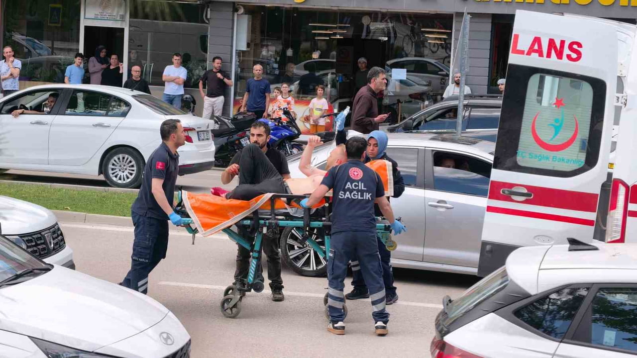BURSA'NIN İNEGÖL İLÇESİNDE YOL MESELESİ YÜZÜNDEN ÇIKAN BIÇAKLI KAVGADA 1'İ AĞIR 4 KİŞİ BIÇAKLA, 1...