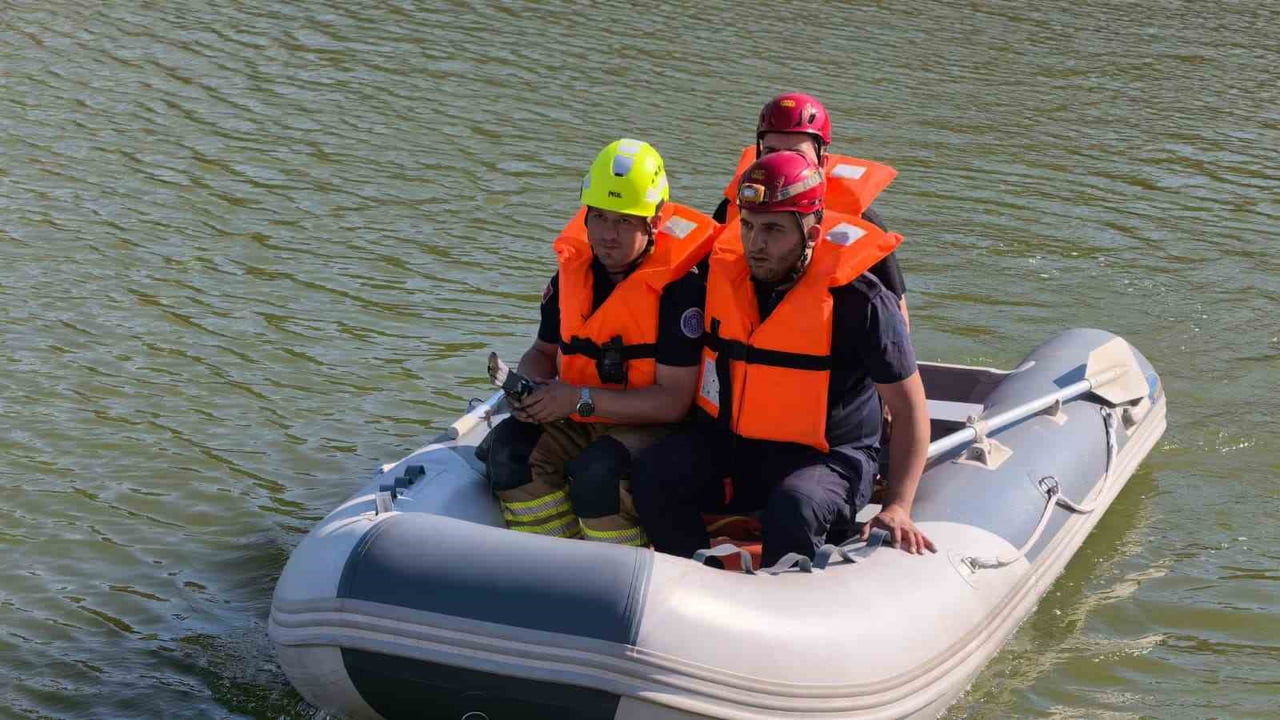 BURSA'NIN İNEGÖL İLÇESİNDEKİ BOĞAZKÖY BARAJI'NDA KÖPRÜNÜN ALTINDA BULUNAN İPE TAKILARAK MAHSUR...