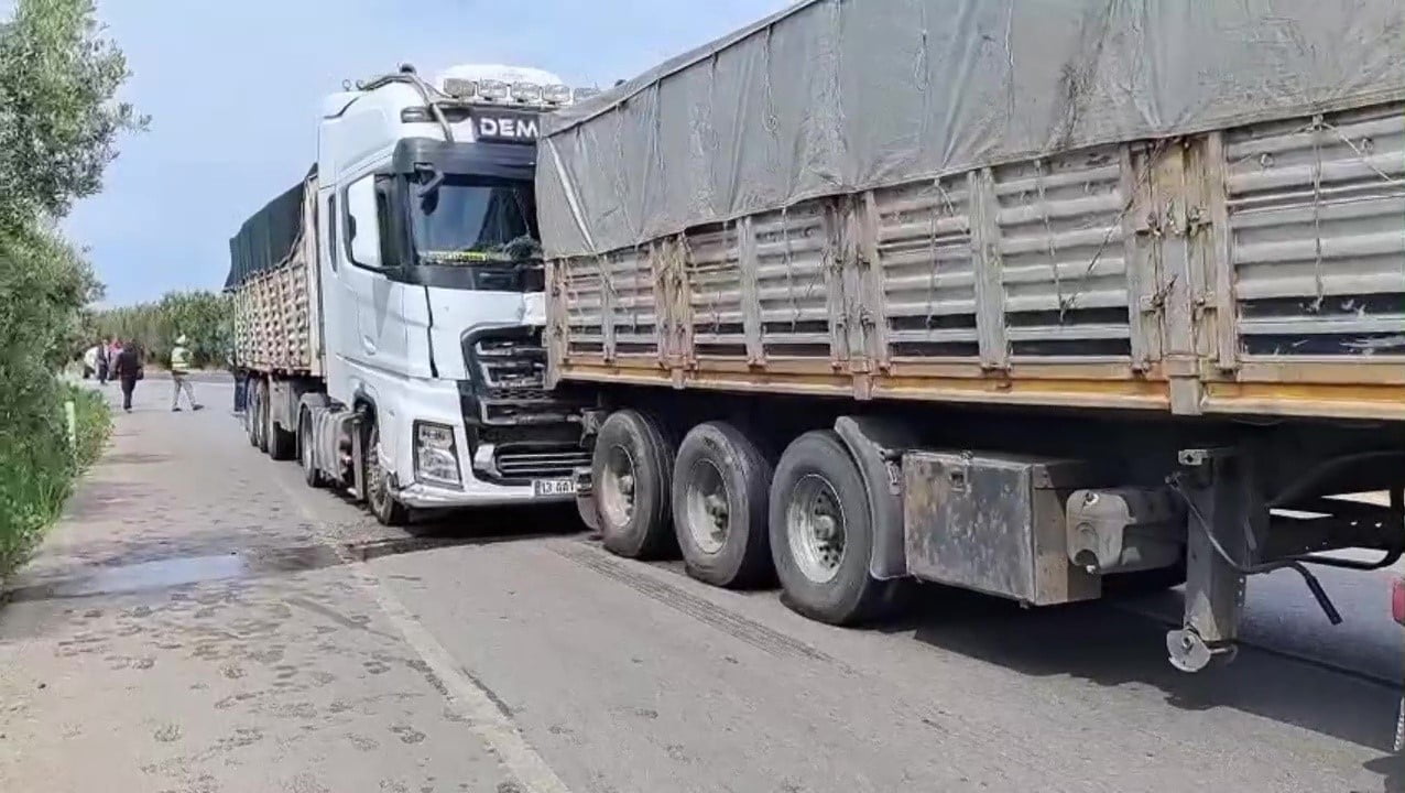 BURSA'NIN İZNİK İLÇESİNDE AYNI İSTİKAMETTE SEYİR HALİNDE OLAN İKİ KÖMÜR YÜKLÜ TIRIN KARIŞTIĞI...