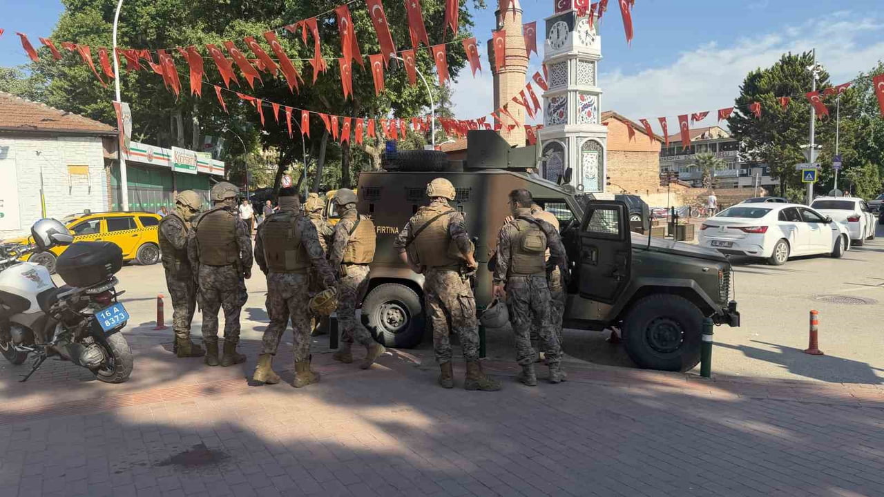 BURSA'NIN İZNİK İLÇESİNDE U DÖNÜŞÜ YAPMAK İSTEYEN BİR SÜRÜCÜ İLE YOLDAN GEÇEN YAYA ARASINDA...