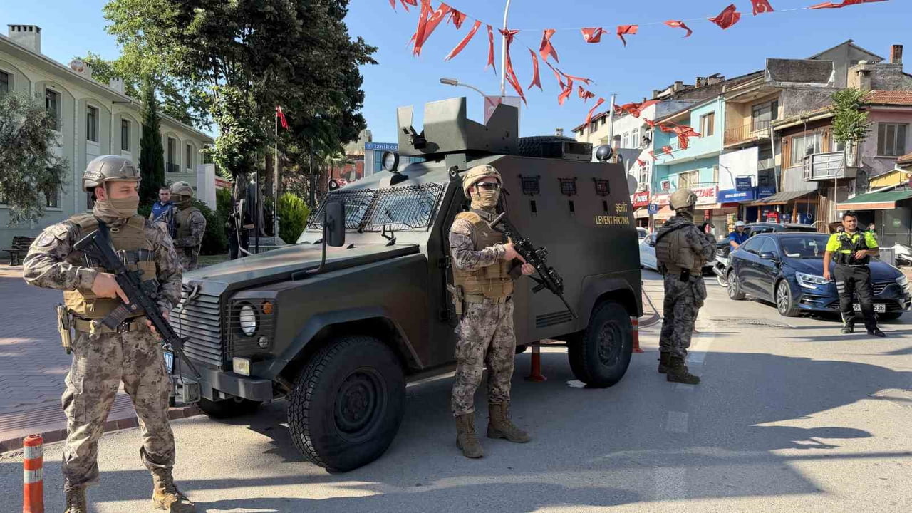 BURSA'NIN İZNİK İLÇESİNDE U DÖNÜŞÜ YAPMAK İSTEYEN BİR SÜRÜCÜ İLE YOLDAN GEÇEN YAYA ARASINDA...