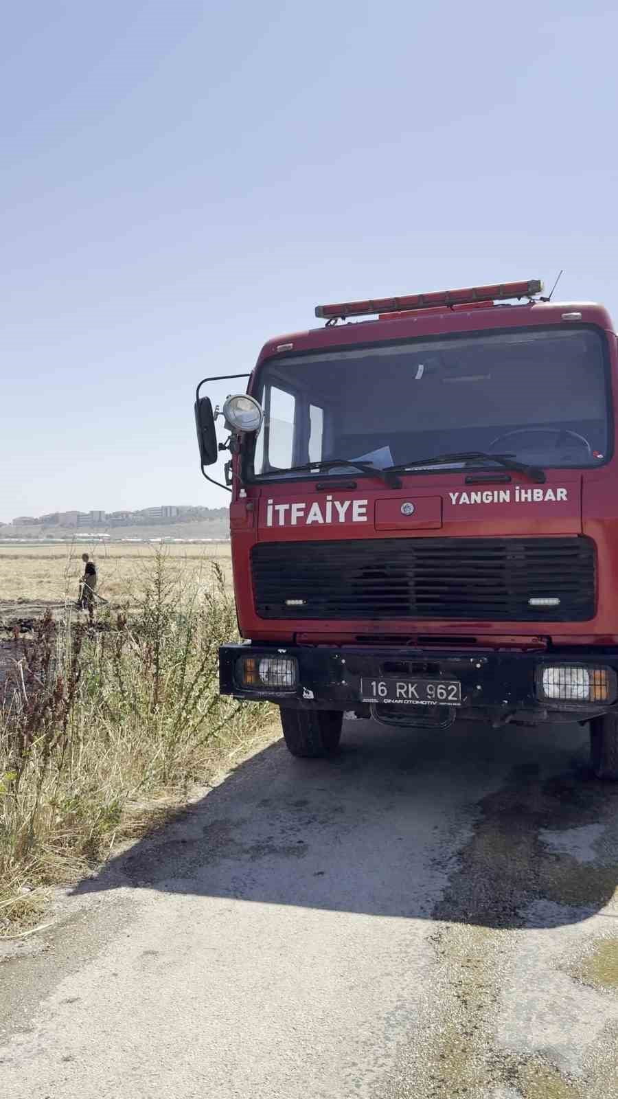 BURSA'NIN KARACABEY İLÇESİNDE ÇIKAN ANIZ YANGINI, EKİPLERİN YOĞUN MÜDAHALESİ SONUCU KONTROL ALTINA...