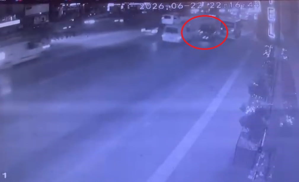 BURSA'NIN OSMANGAZİ İLÇESİNDE KAMYONETLE İKİ ARACIN ARASINDAN MAKAS ATIP, MOTOSİKLETİ EZEN SÜRÜCÜ...