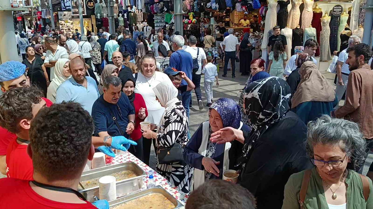 BURSA'NIN OSMANGAZİ İLÇESİNDEKİ TUZPAZARI ÇARŞISI'NDA ESNAFIN 30 YILDIR SÜRDÜRDÜĞÜ AŞURE GELENEĞİ...