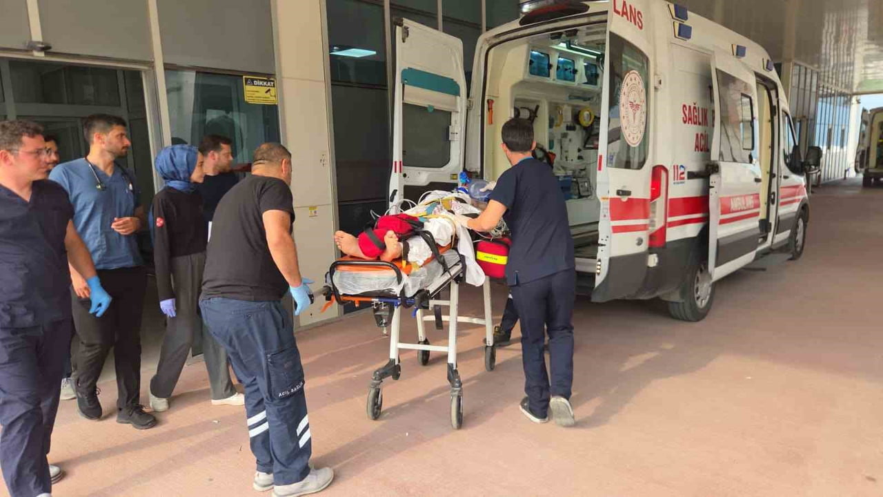 BURSA'NIN YALOVA KARAYOLU SÜPÜRGELİK MEVKİİNDE VİRAJDA KONTROLDEN ÇIKAN MOTOSİKLET SAVRULDU....