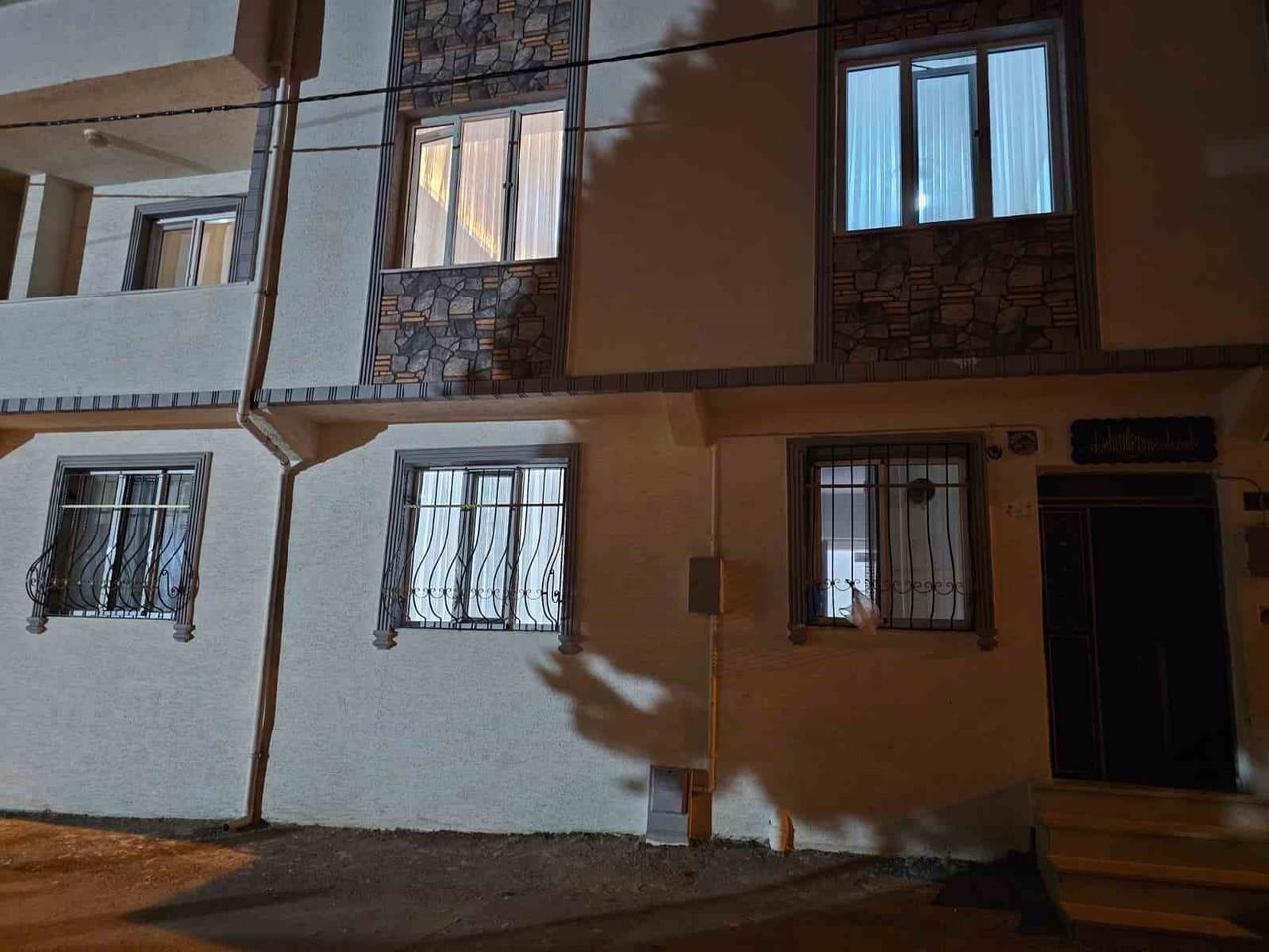 BURSA'NIN YILDIRIM İLÇESİNDE İŞTEN ÇIKTIKTAN SONRA EVİNE GİTMEK ÜZERE SERVİS ARACINDAN İNEN GENÇ...