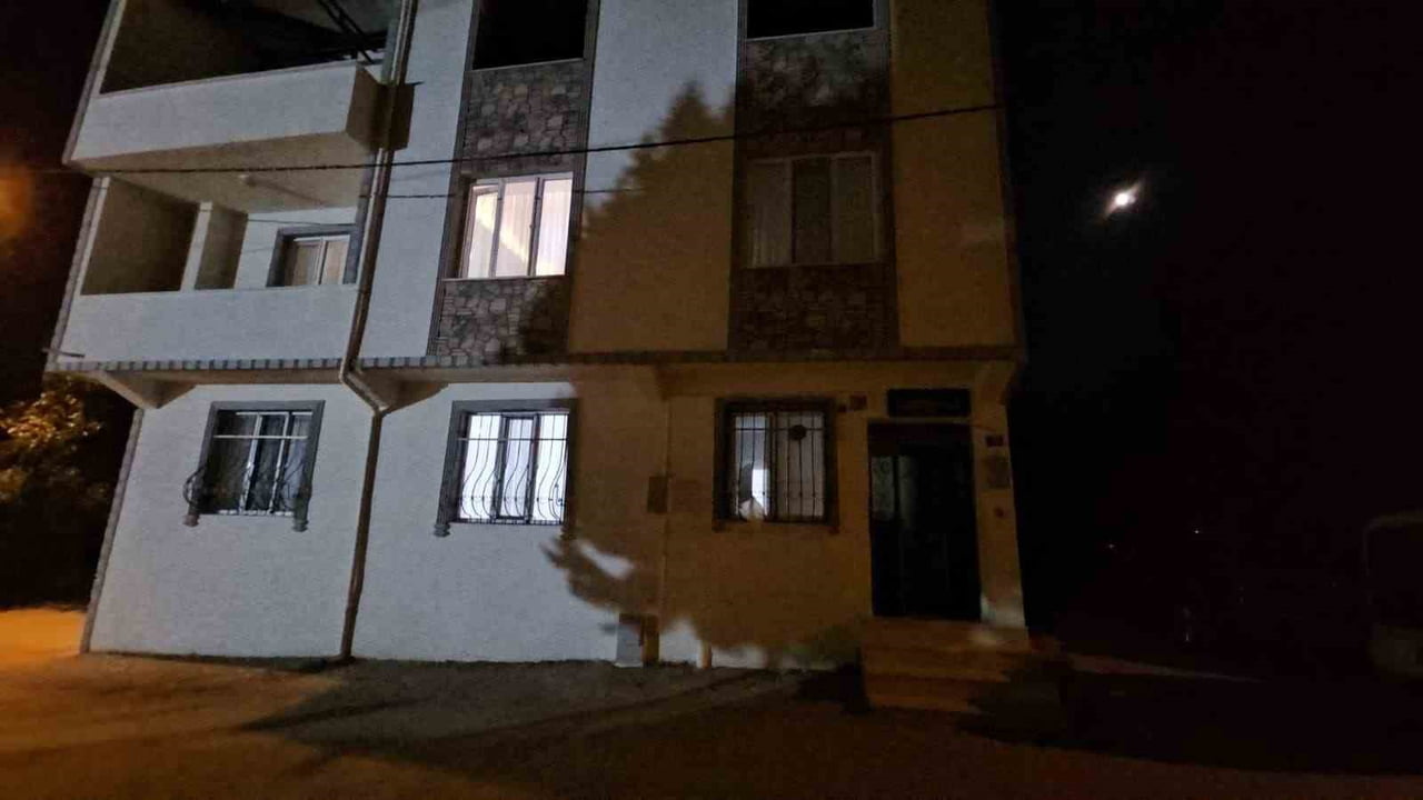 BURSA'NIN YILDIRIM İLÇESİNDE İŞTEN ÇIKTIKTAN SONRA EVİNE GİTMEK ÜZERE SERVİS ARACINDAN İNEN GENÇ...