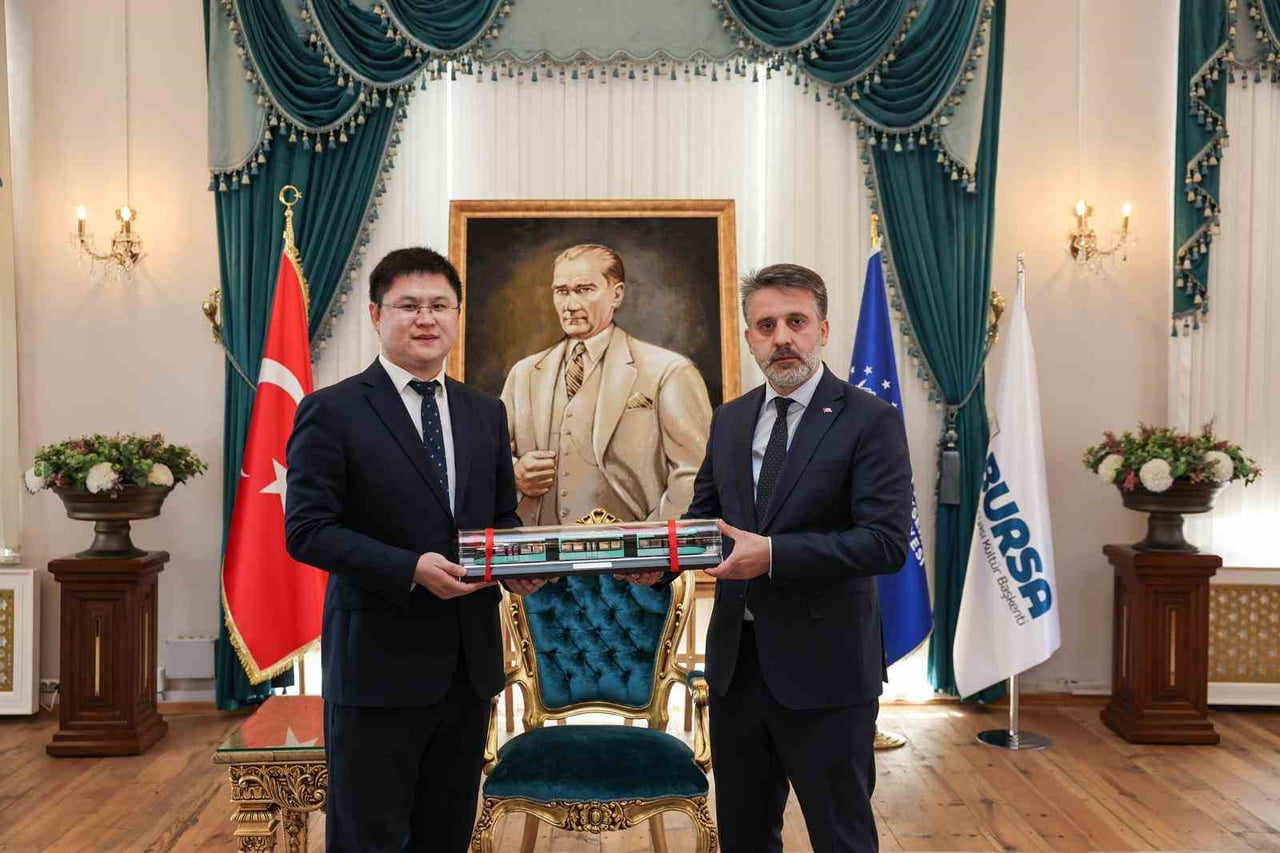 BURSA BÜYÜKŞEHİR BELEDİYESİ, 40 KİLOMETRELİK HAT UZUNLUĞU VE 40 İSTASYONUYLA HİZMET VEREN...