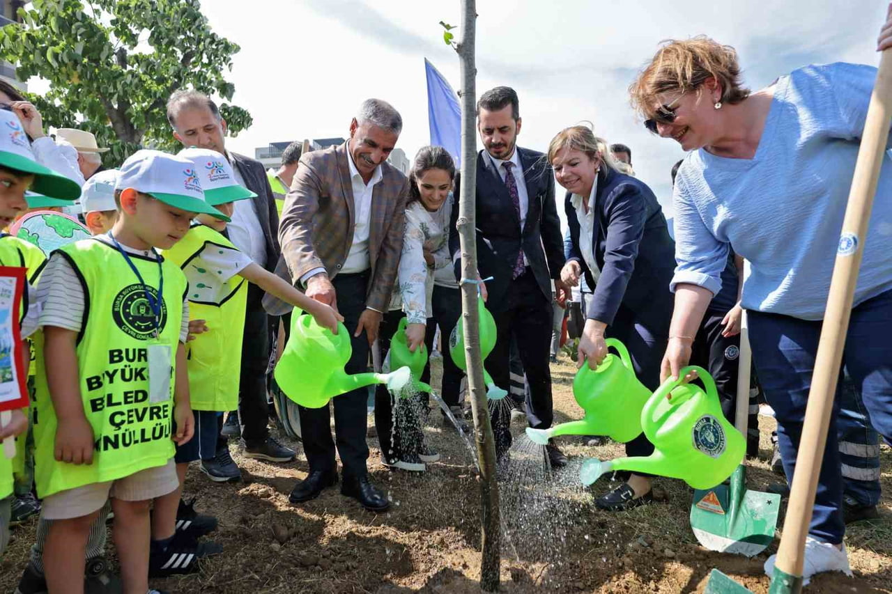 BURSA BÜYÜKŞEHİR BELEDİYESİ, ÇEVRE HAFTASI KAPSAMINDA DÜZENLEDİĞİ FİDAN DİKİM ETKİNLİĞİYLE DOĞAYA...