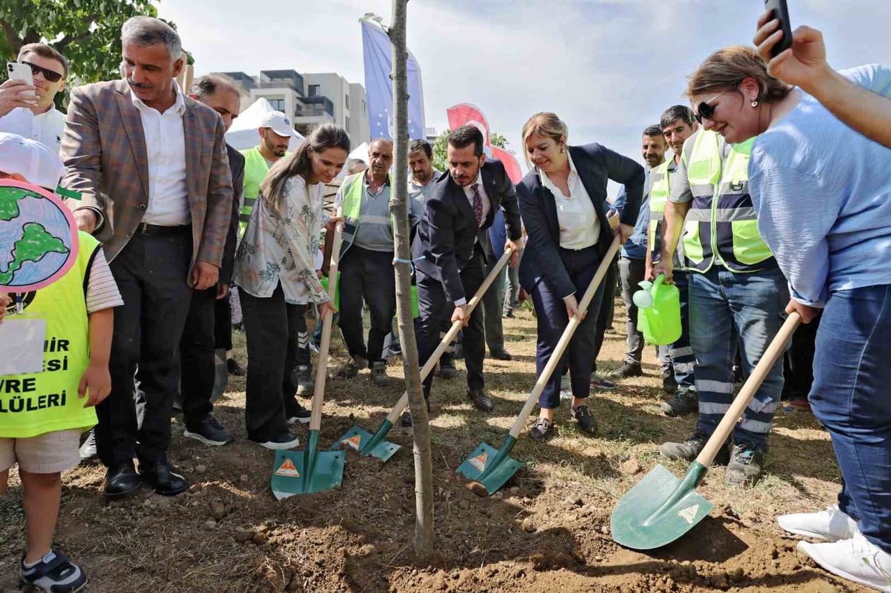 BURSA BÜYÜKŞEHİR BELEDİYESİ, ÇEVRE HAFTASI KAPSAMINDA DÜZENLEDİĞİ FİDAN DİKİM ETKİNLİĞİYLE DOĞAYA...
