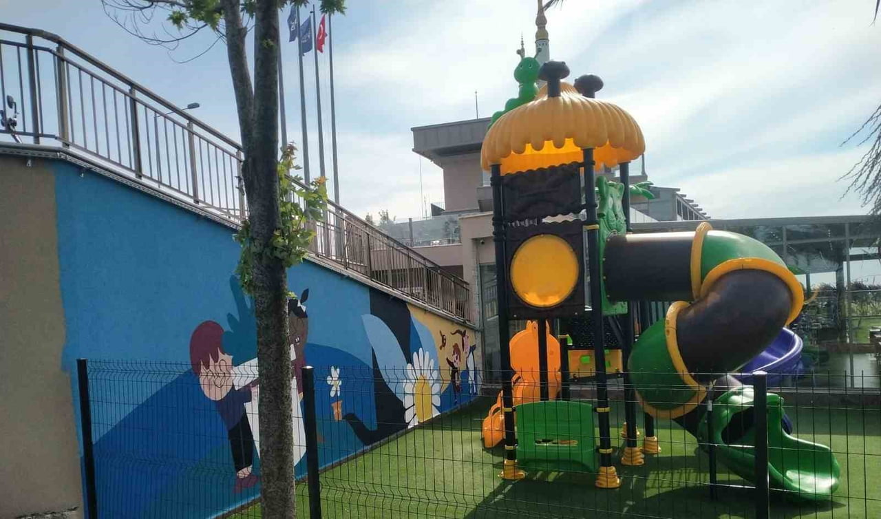 BURSA BÜYÜKŞEHİR BELEDİYESİ, YAZ AYLARININ GELMESİYLE BİRLİKTE ŞEHİR ESTETİĞİNİ GÜÇLENDİRMEYE...