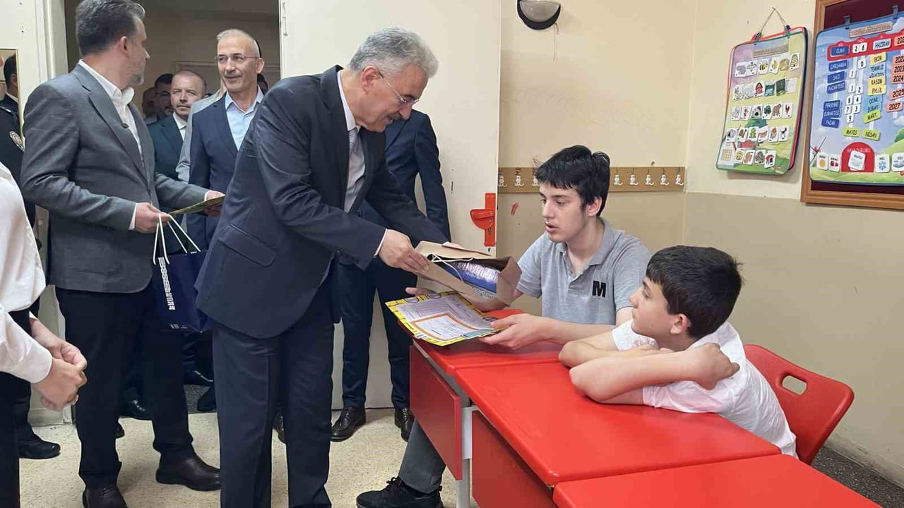 BURSA’DA 2025-2026 EĞİTİM ÖĞRETİM YILI SONA ERDİ. BİN 779 OKULDA EĞİTİM GÖREN 620 BİN 931 ÖĞRENCİ...