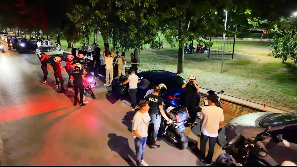 BURSA’DA BİN POLİSLE DEV HUZUR OPERASYONU MAHALLELER ABLUKAYA ALINDI
