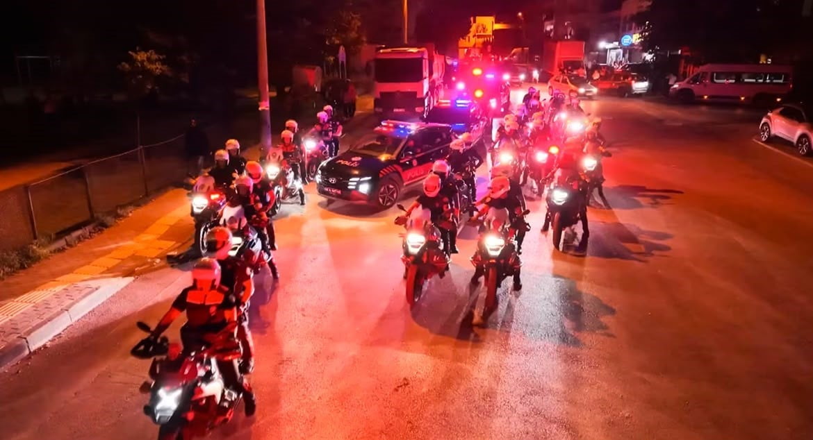 BURSA’DA BİN POLİSLE DEV HUZUR OPERASYONU MAHALLELER ABLUKAYA ALINDI