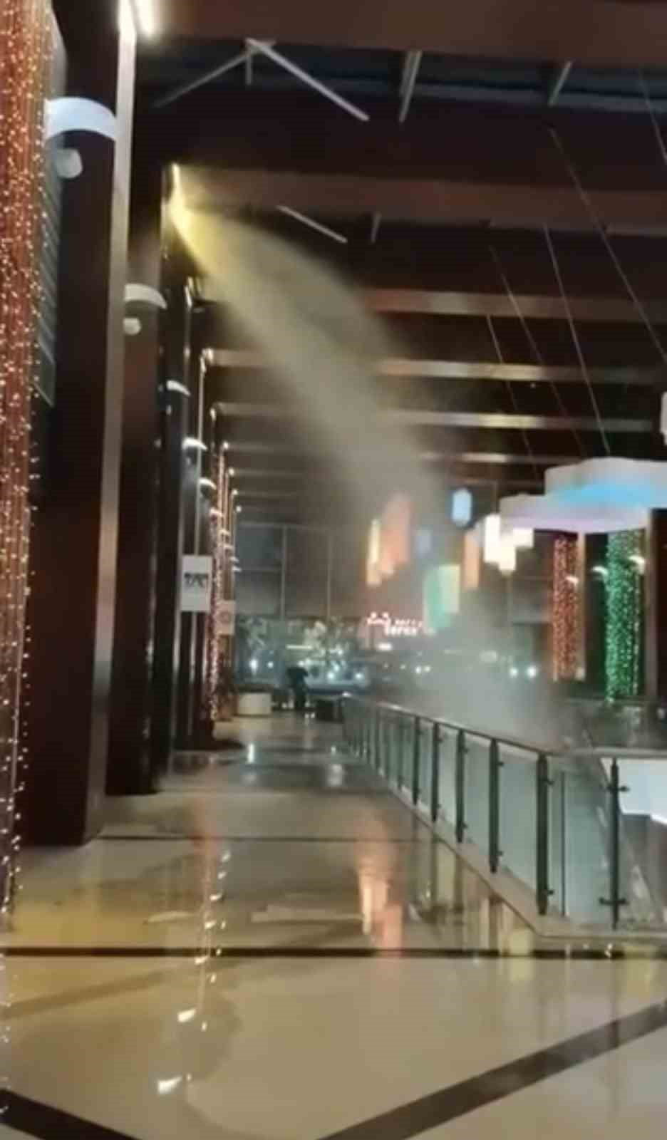 BURSA’DA BİR ALIŞVERİŞ MERKEZİNDE YANGIN FISKİYELERİ AÇILDI. ORTALIK BİR ANDA GÖLE...