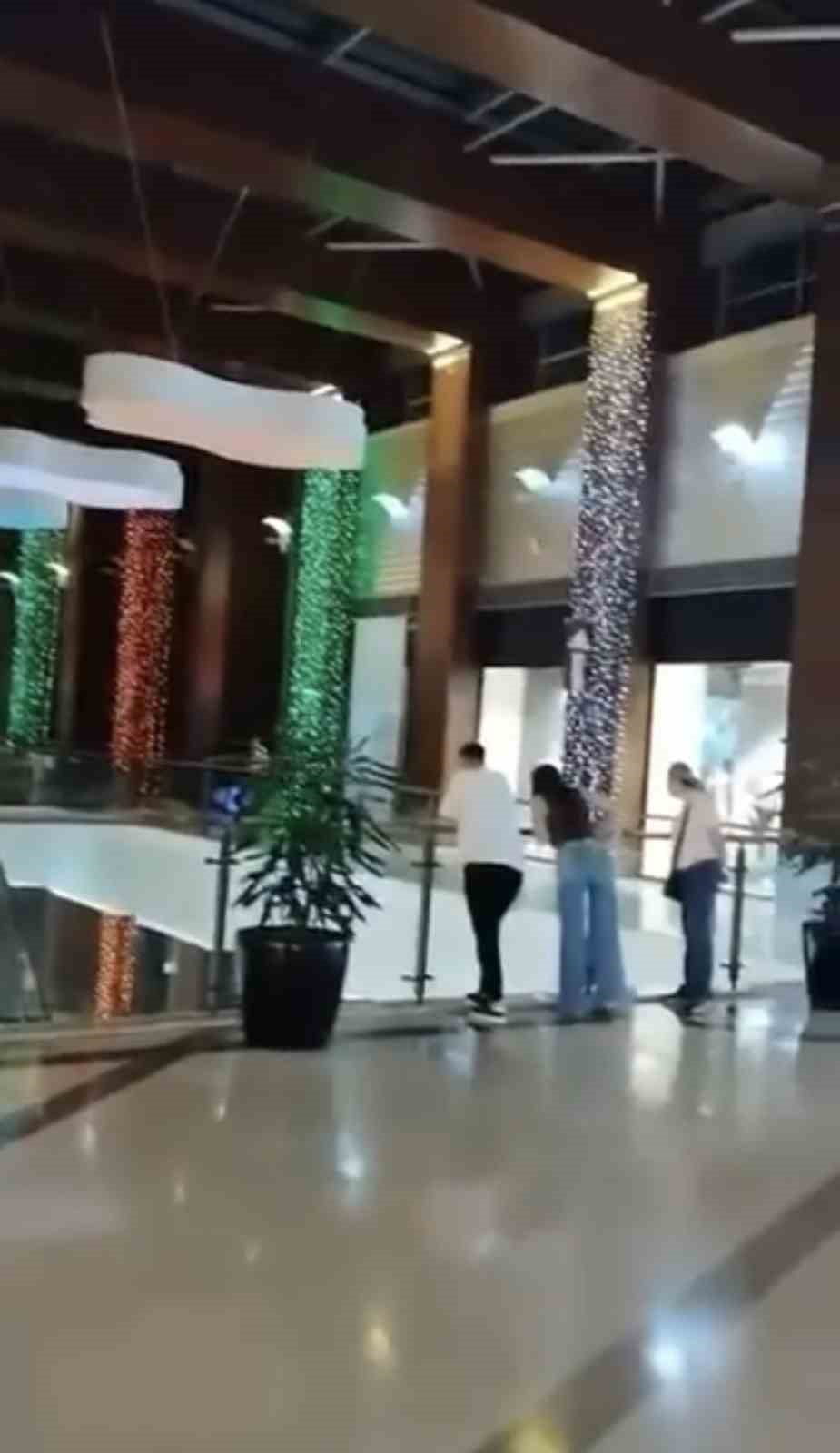 BURSA’DA BİR ALIŞVERİŞ MERKEZİNDE YANGIN FISKİYELERİ AÇILDI. ORTALIK BİR ANDA GÖLE...