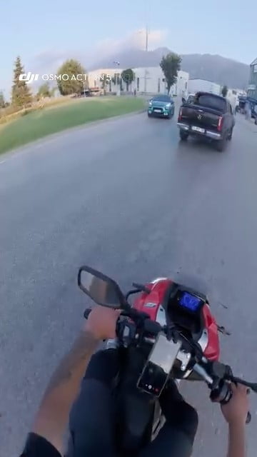 BURSA’DA BİR SÜRÜCÜ, TRAFİK ADASINA TERSTEN GİREREK TERS İSTİKAMETTE İLERLEDİ. HEM KENDİ CANINI...