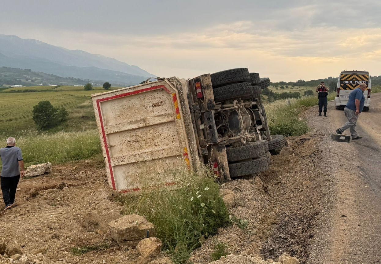 BURSA’DA DEVRİLEN KAMYONUN SÜRÜCÜSÜ YARALANDI