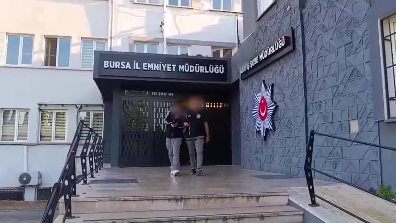 BURSA’DA FARKLI MAHALLELERDEN ÇALINAN 1 OTOMOBİL İLE 2 MOTOSİKLET, POLİS EKİPLERİNİN NEFES KESEN...