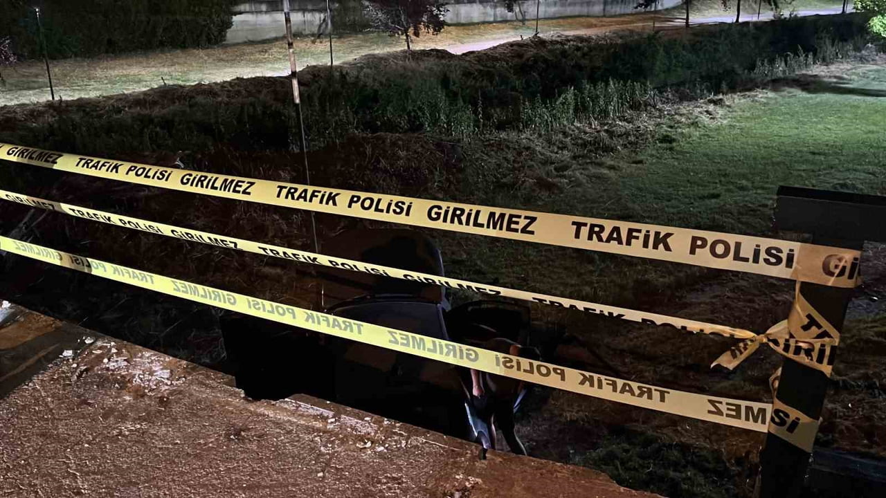 BURSA’DA İDDİAYA GÖRE KONUMUN YANLIŞ GÖSTERMESİ SONUCU DİREKSİYON HAKİMİYETİNİ KAYBEDEN SÜRÜCÜ...