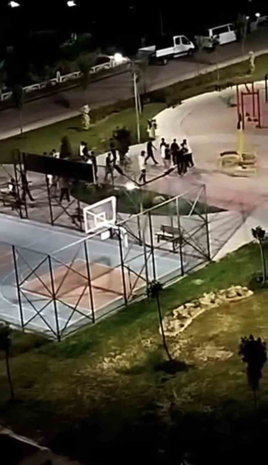 BURSA’DA İKİ GRUP GENÇ ARASINDA ÇIKAN KAVGA, ADETA MEYDAN MUHAREBESİNE DÖNDÜ