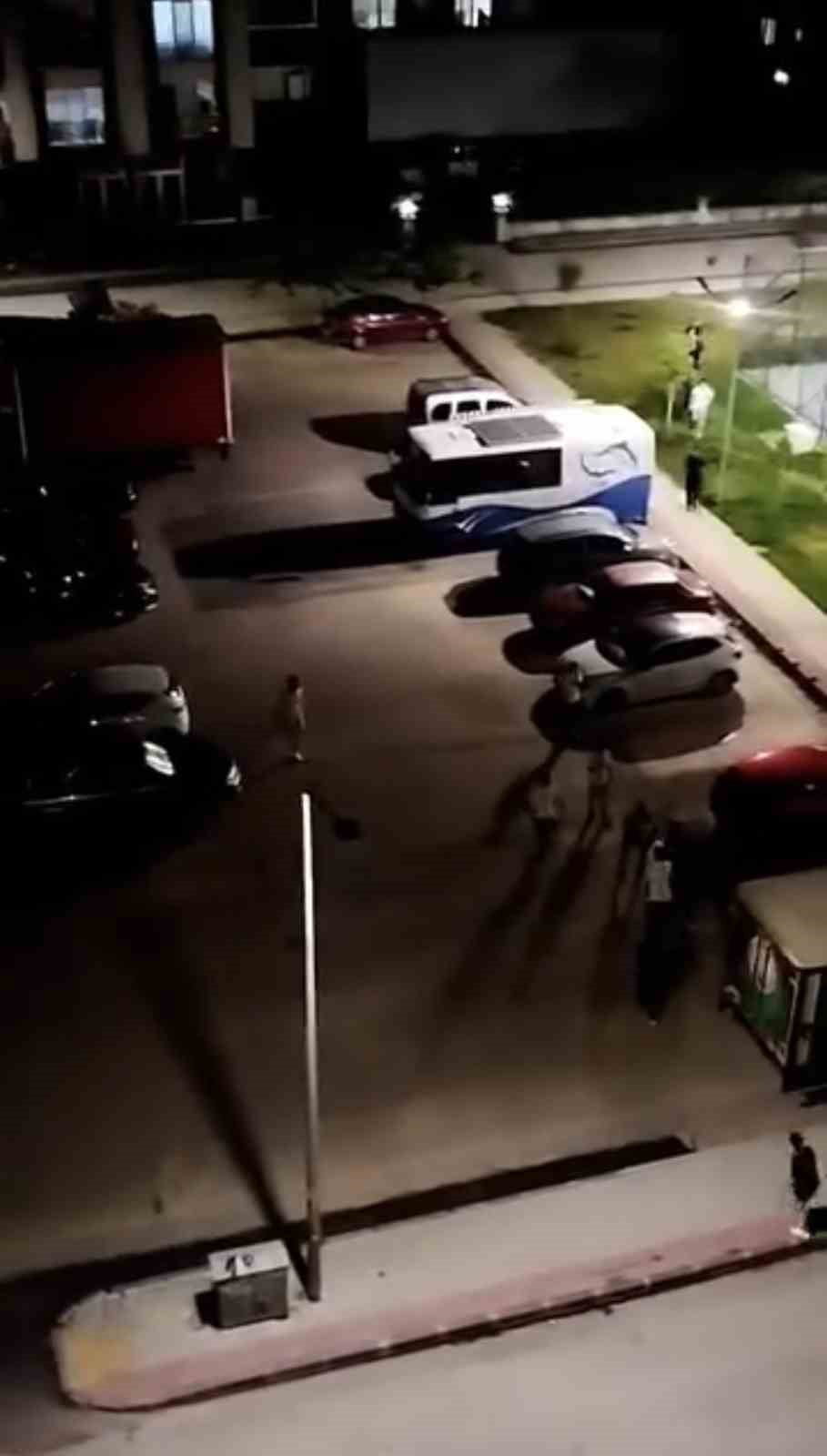 BURSA’DA İKİ GRUP GENÇ ARASINDA ÇIKAN KAVGA, ADETA MEYDAN MUHAREBESİNE DÖNDÜ