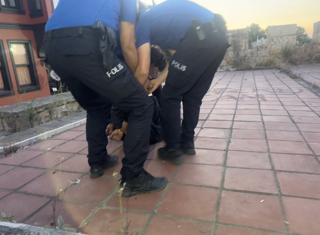 BURSA’DA İNTİHAR GİRİŞİMİNDE BULUNAN GENÇ SON ANDA KURTARILDI